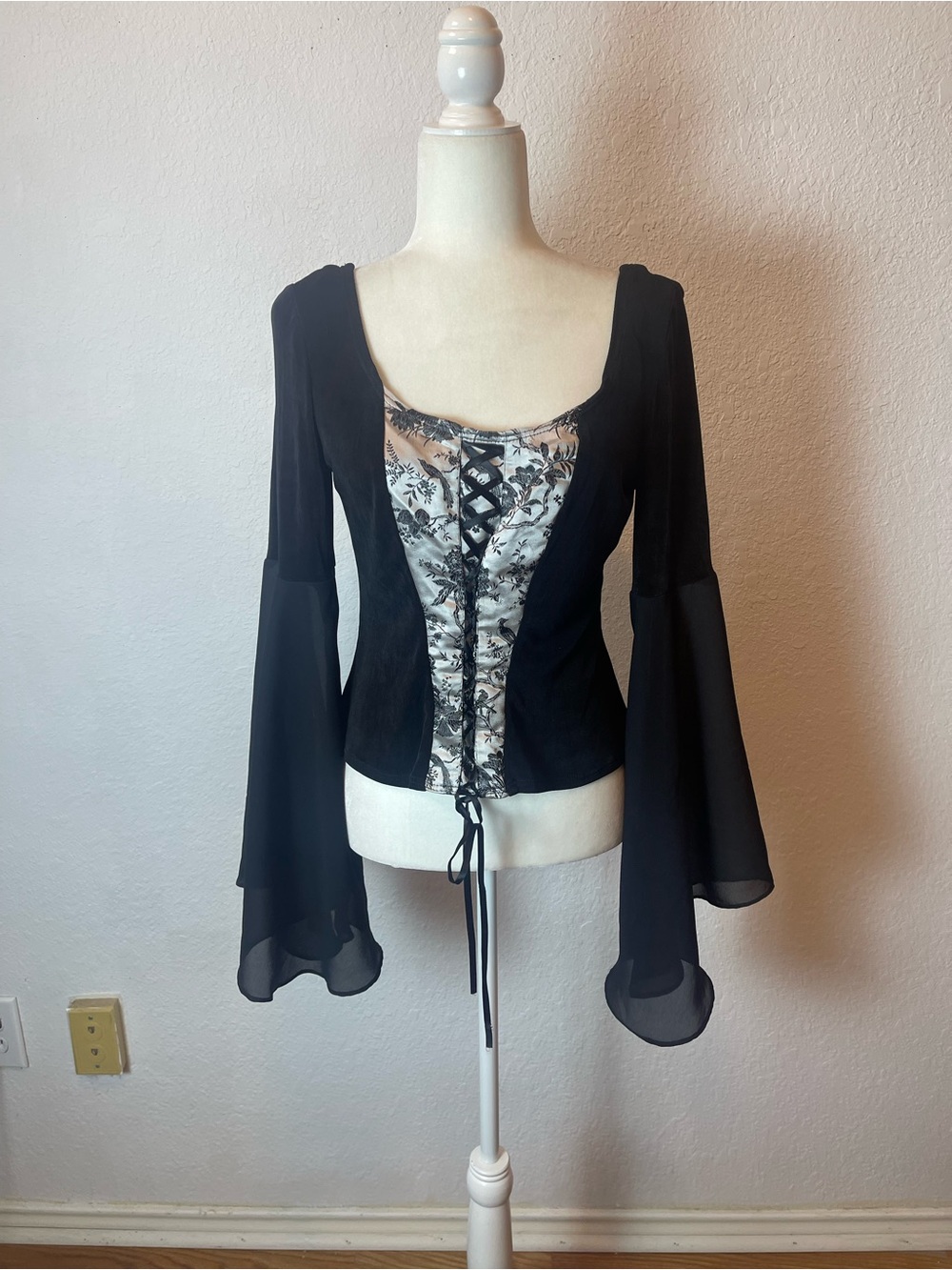 Vintage Patricia Wolf Floral print Lace up bell sleeves top size L